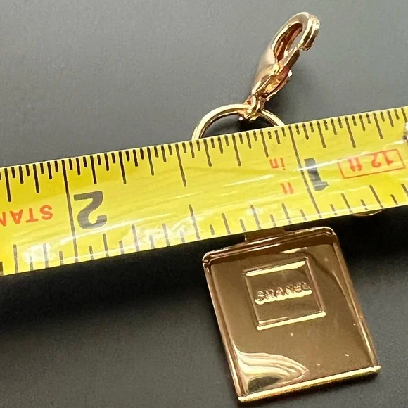 CHANEL Authentic 2023 NOVELTY HOLIDAY
No*5 PERFUME BOTTLE & CHANEL CHARM - Picture 16 of 17